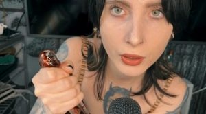 Deutsche ASMR Jerk Off Instruction mit Glasdildo von Lou Nesbit